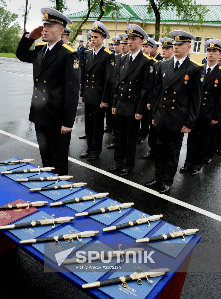 Warrant officers graduate from Makarov Pacific Naval School