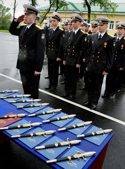 Warrant officers graduate from Makarov Pacific Naval School