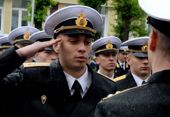 Warrant officers graduate from Makarov Pacific Naval School