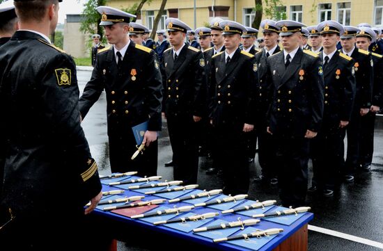 Warrant officers graduate from Makarov Pacific Naval School