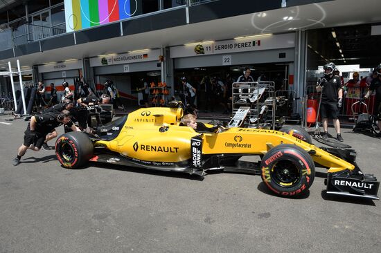 Car racing. Formula 1 Grand Prix of Europe. Qualification