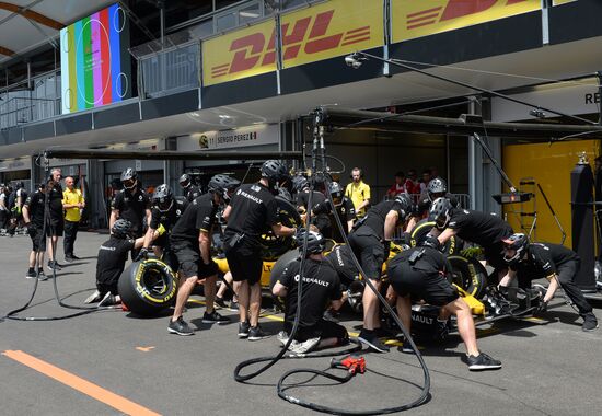 Car racing. Formula 1 Grand Prix of Europe. Qualification