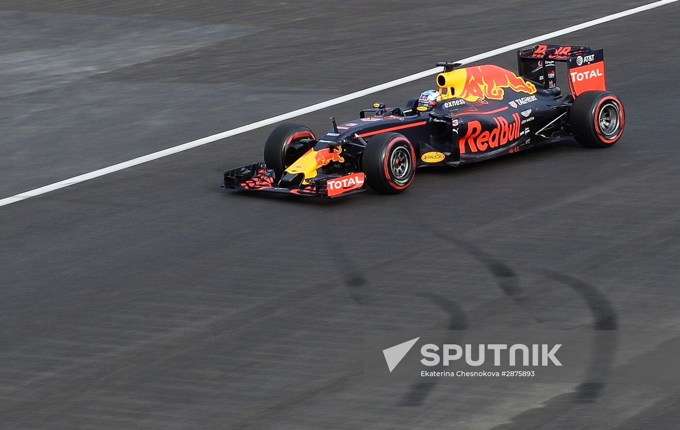 Car racing. Formula 1 Grand Prix of Europe. Qualification