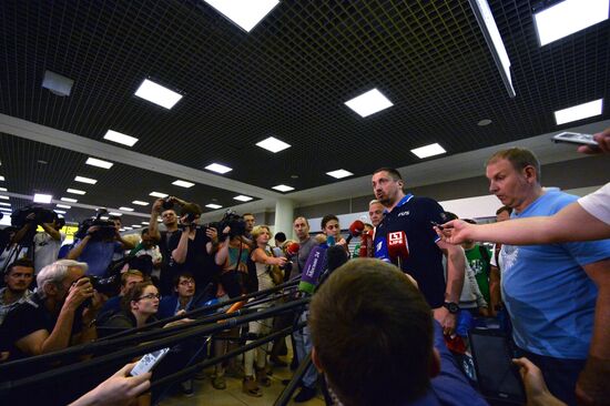 Russian football fans return from France