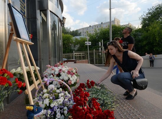 Moscow residents bring flowers in memory of children who died in storm