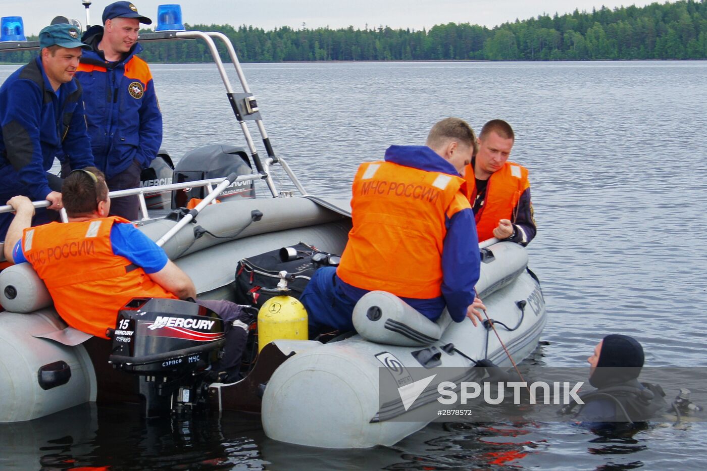 Emergencies Ministry rescuers at Lake Syamozero