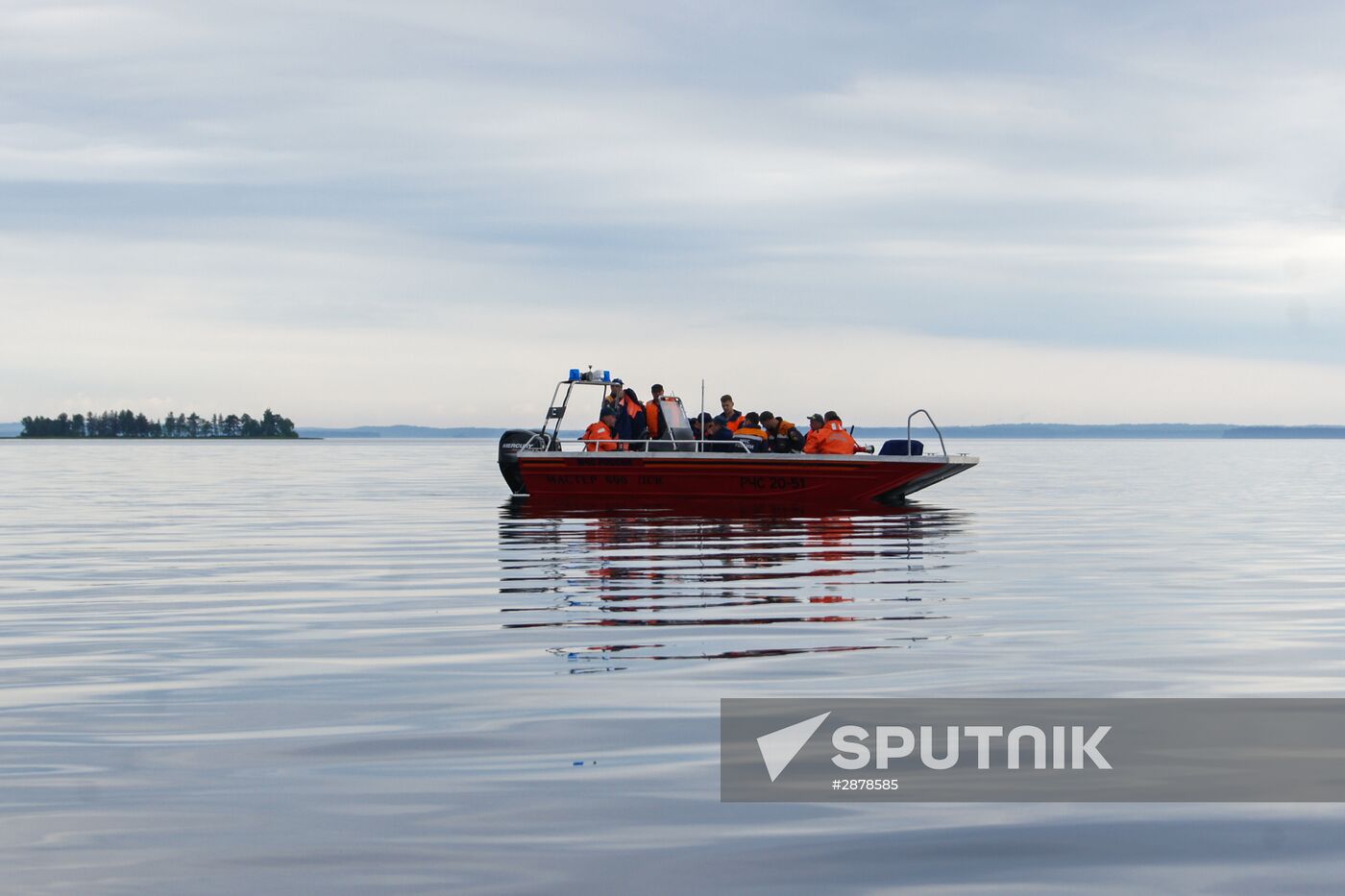 Emergencies Ministry rescuers at Lake Syamozero