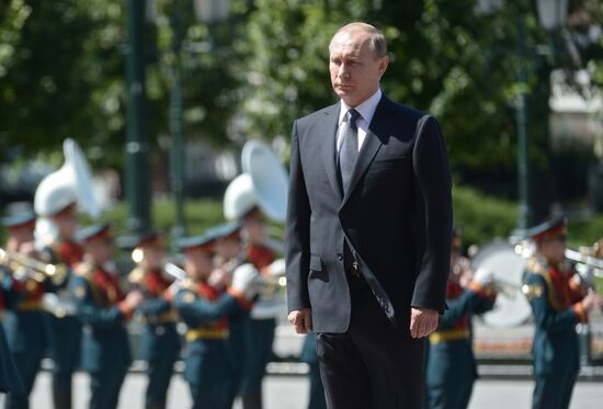 Memorial ceremony at Tomb of Unknown Soldier at Kremlin Wall