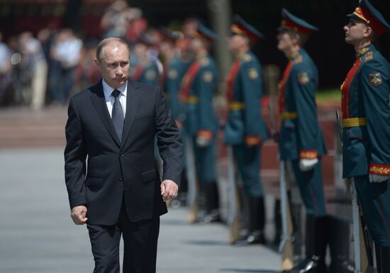Memorial ceremony at Tomb of Unknown Soldier at Kremlin Wall