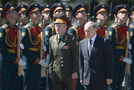 Memorial ceremony at Tomb of Unknown Soldier at Kremlin Wall