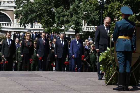 Memorial ceremony at Tomb of Unknown Soldier at Kremlin Wall