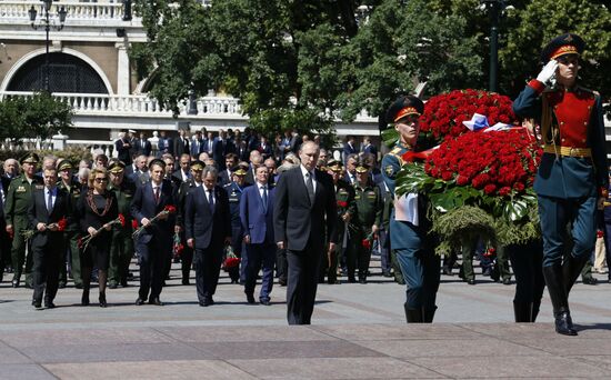 Memorial ceremony at Tomb of Unknown Soldier at Kremlin Wall