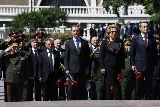 Laying wreath at the Tomb of the Unknown Soldier near the Kremlin Wall