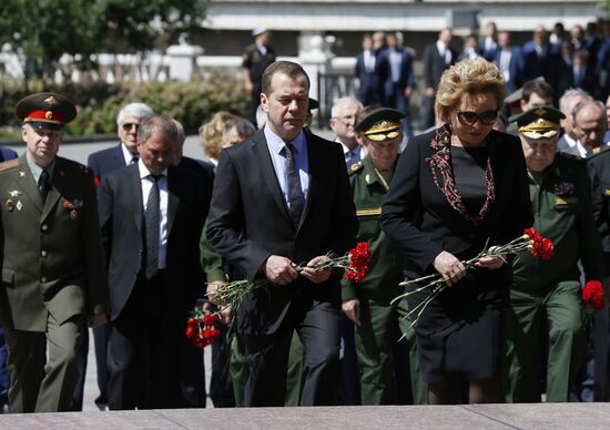 Laying wreath at the Tomb of the Unknown Soldier near the Kremlin Wall