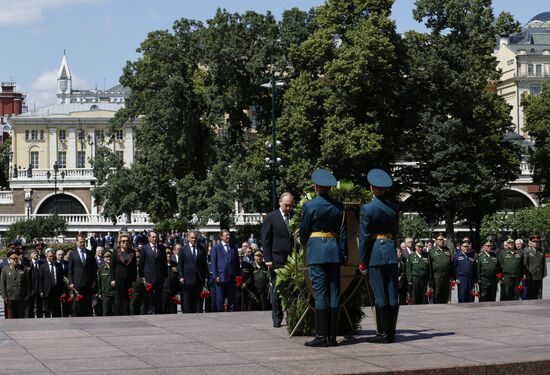 Ceremony to lay wreath at the Tomb of the Unknown Soldier at Kremlin's Wall