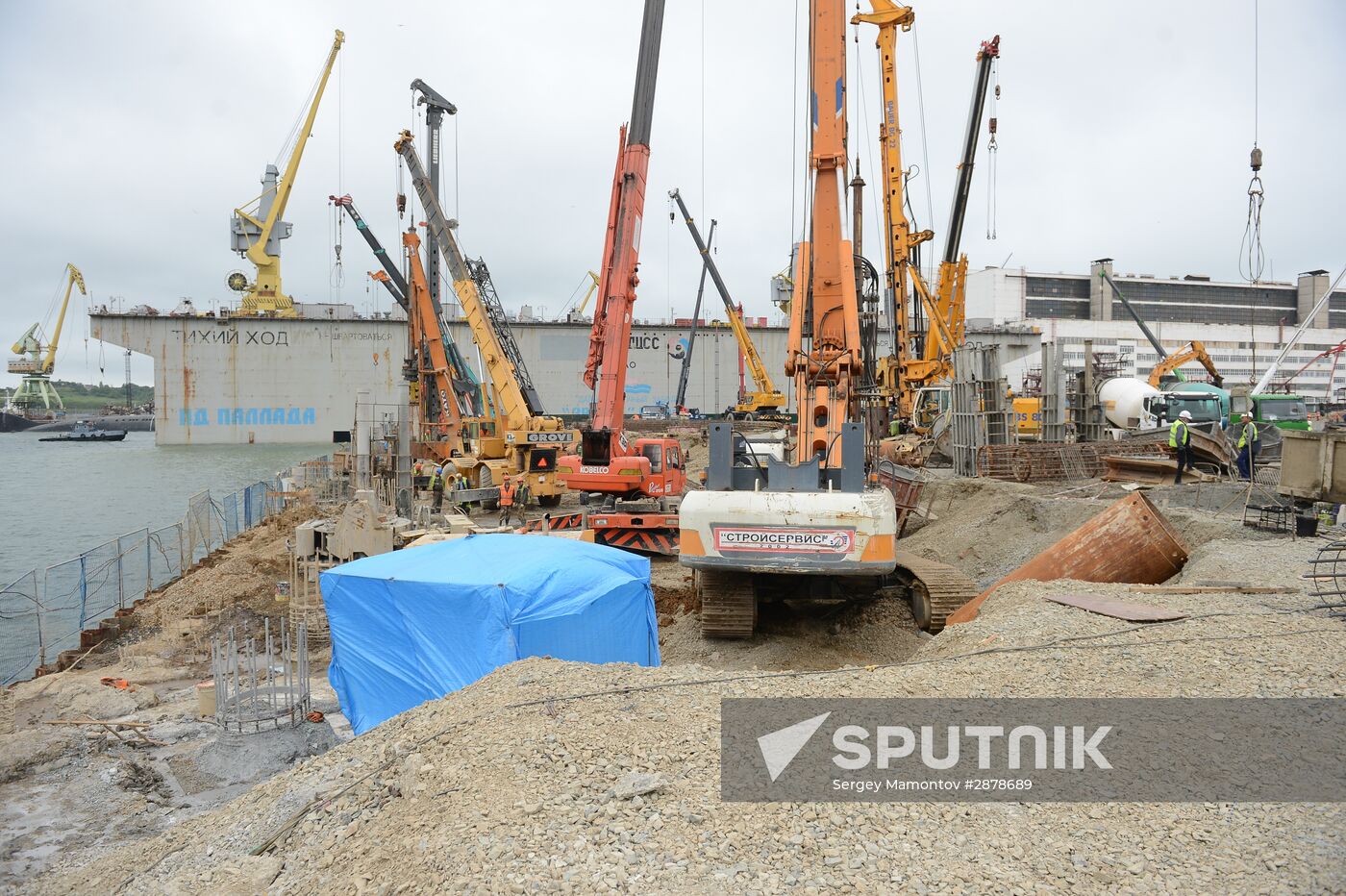 Deputy Prime Minister Dmitry Rogozin tours Zvezda Shipbuilding Complex in Vladivostok
