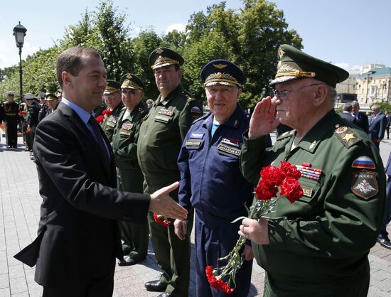 Laying wreath at the Tomb of the Unknown Soldier near the Kremlin Wall