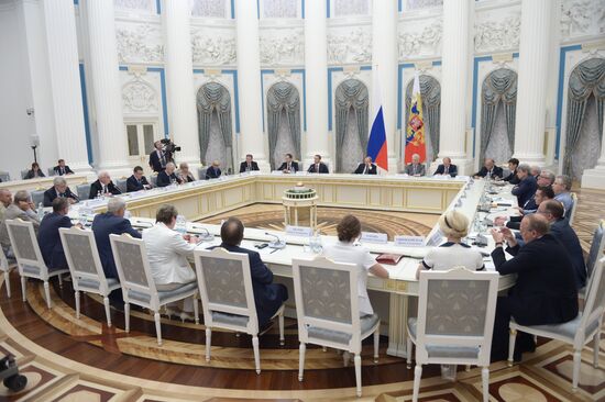 President Vladimir Putin meets with National Historical Assembly delegates