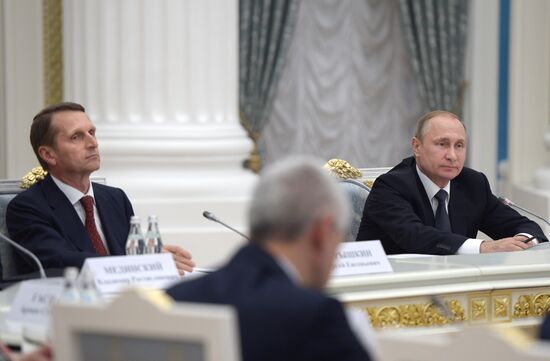 President Vladimir Putin meets with National Historical Assembly delegates