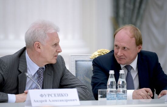 President Vladimir Putin meets with National Historical Assembly delegates