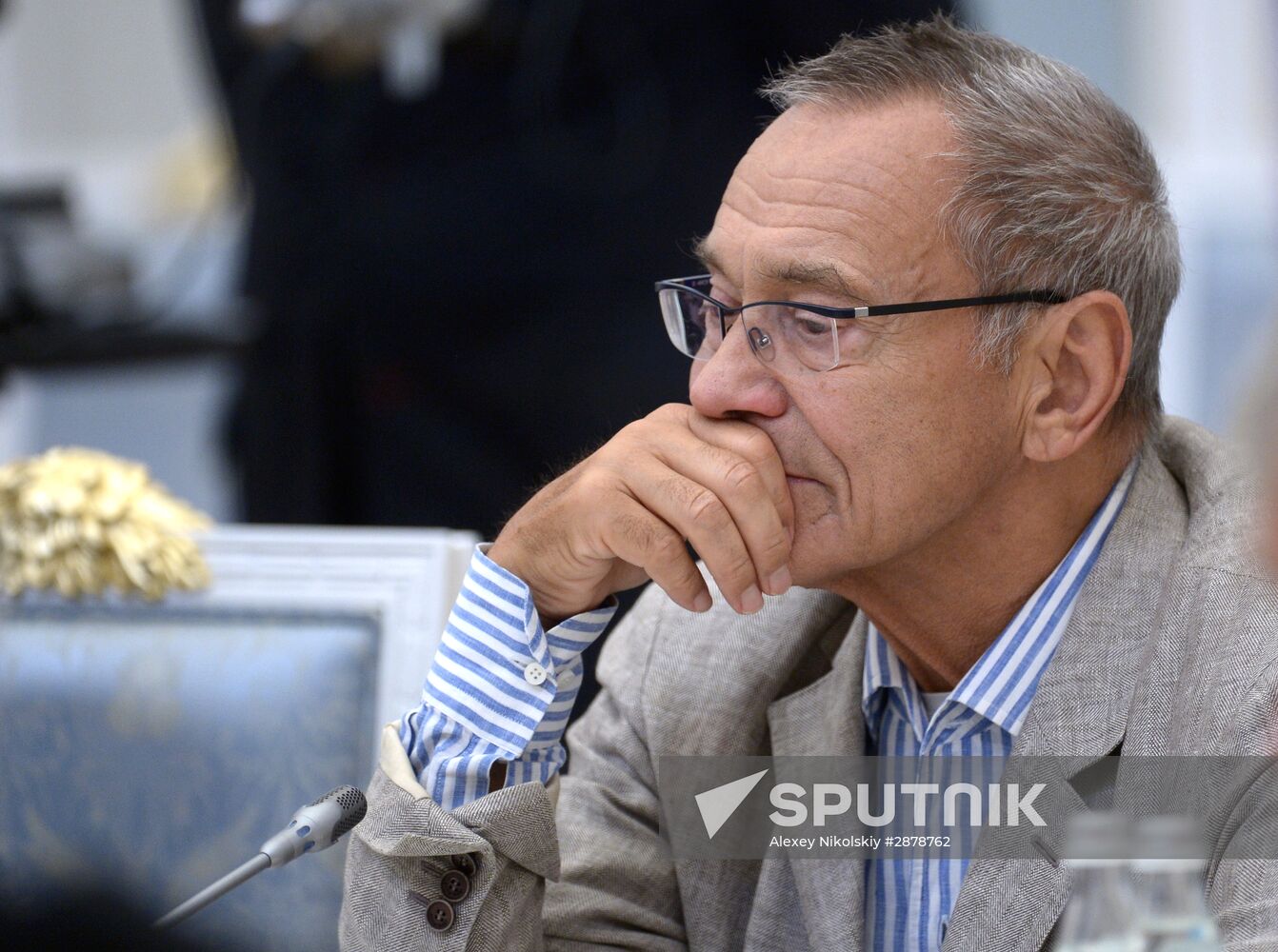 President Vladimir Putin meets with National Historical Assembly delegates