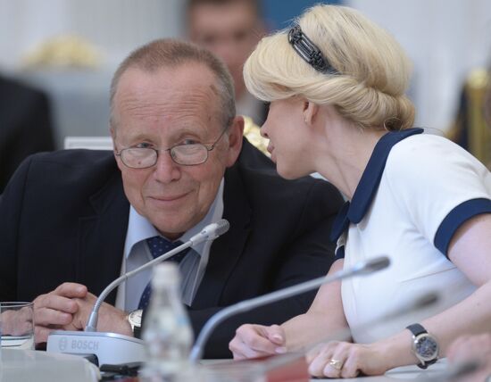 President Vladimir Putin meets with National Historical Assembly delegates