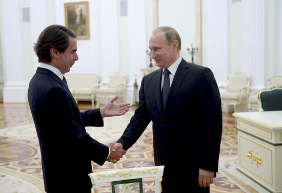 Vladimir Putin meets with former Spanish prime minister Jose Maria Aznar