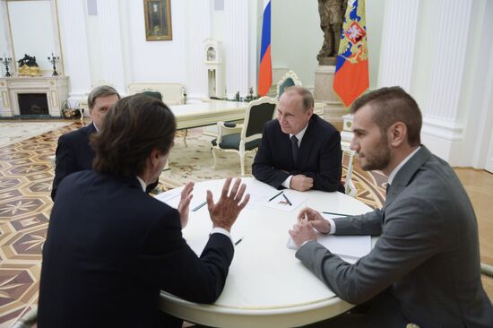 Vladimir Putin meets with former Spanish prime minister Jose Maria Aznar