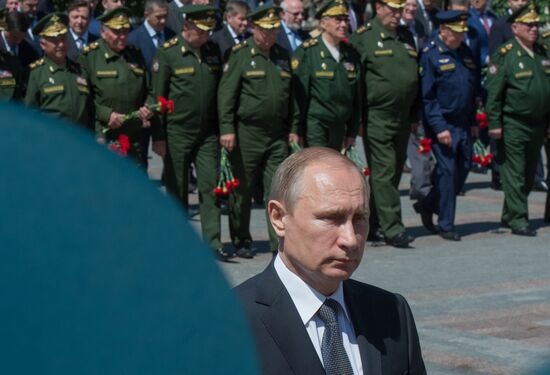 Memorial ceremony at Tomb of Unknown Soldier at Kremlin Wall