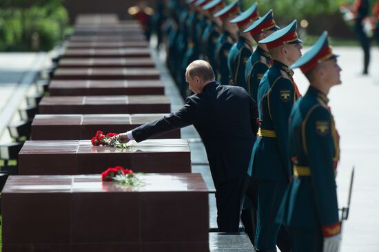 Memorial ceremony at Tomb of Unknown Soldier at Kremlin Wall