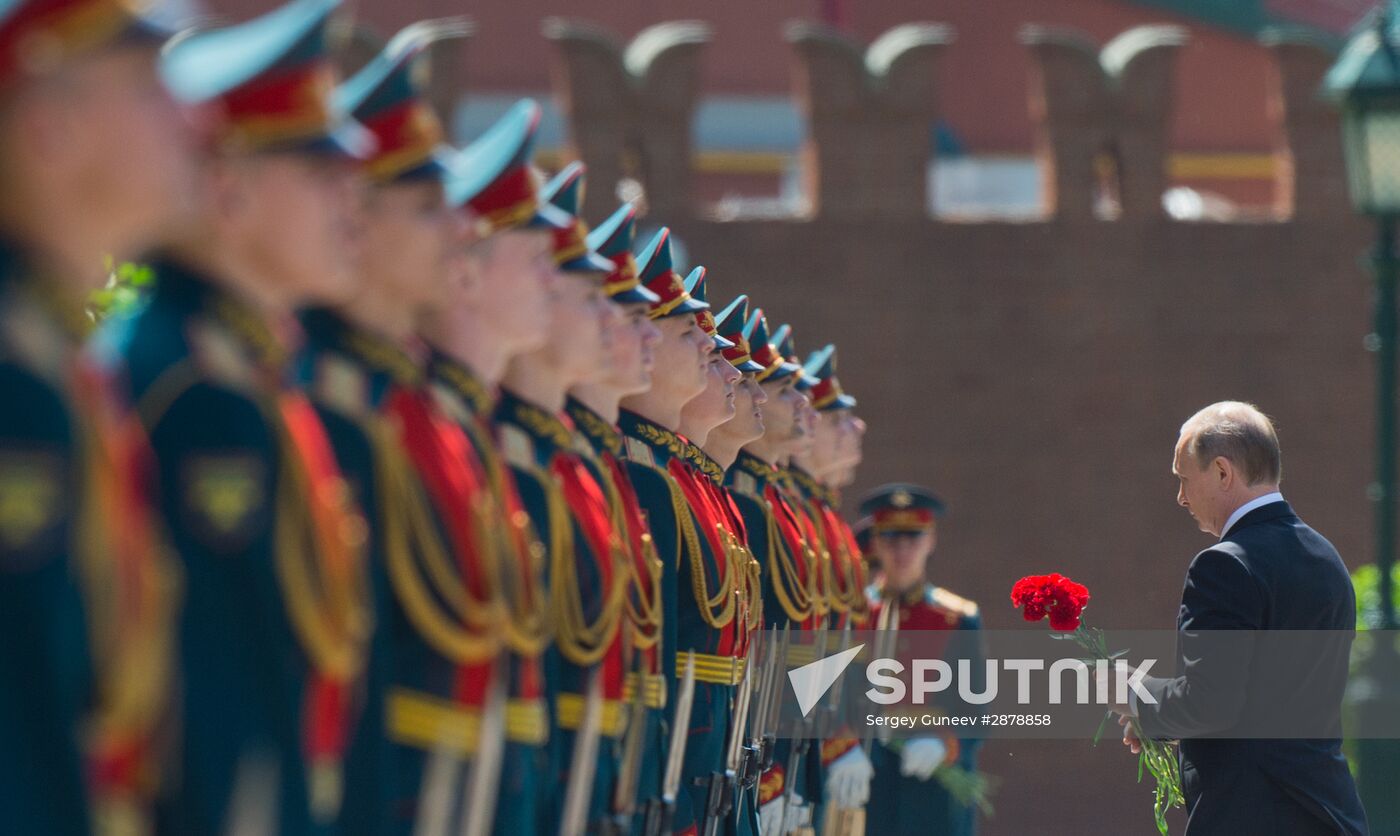 Memorial ceremony at Tomb of Unknown Soldier at Kremlin Wall