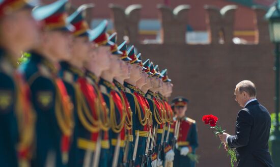Memorial ceremony at Tomb of Unknown Soldier at Kremlin Wall