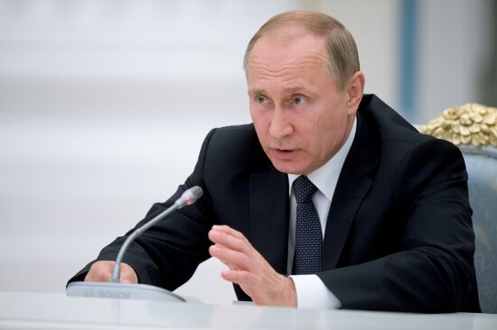 President Vladimir Putin meets with National Historical Assembly delegates