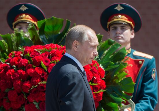 Wreath laying ceremony at Tomb of Unknown Soldier at Kremlin Wall