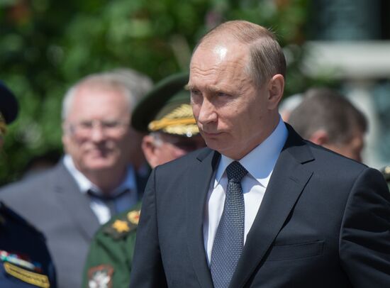 Wreath laying ceremony at Tomb of Unknown Soldier at Kremlin Wall