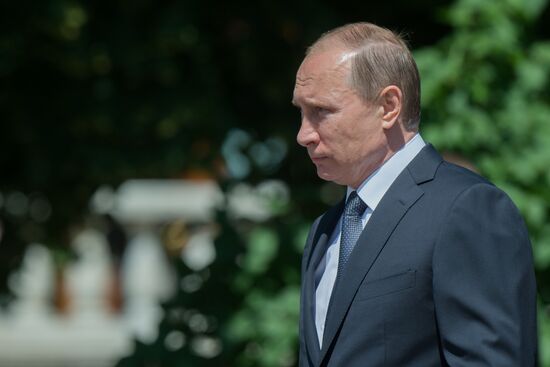 Wreath laying ceremony at Tomb of Unknown Soldier at Kremlin Wall