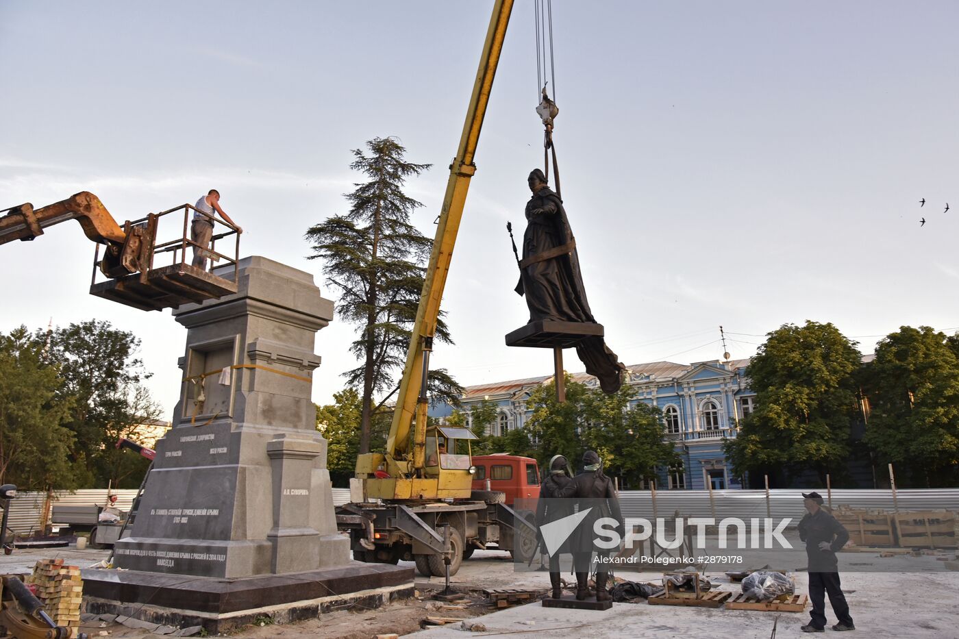 Preparing to install monument to Catherine the Great in Simferopol