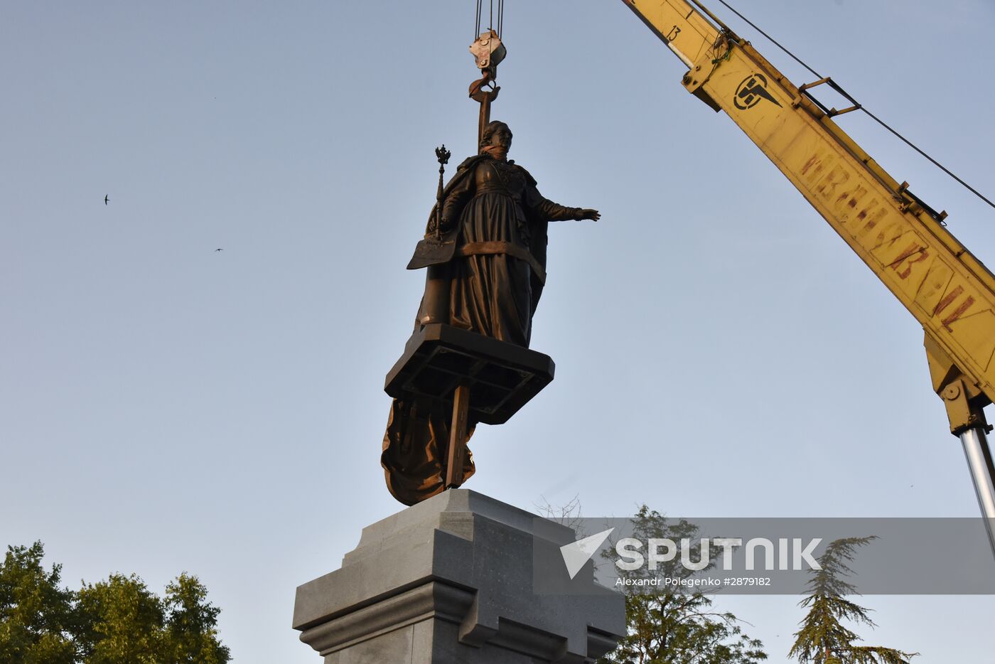 Preparing to install monument to Catherine II in Simferopol