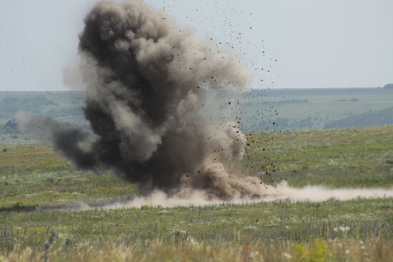 Mine clearance in Donetsk People's Republic