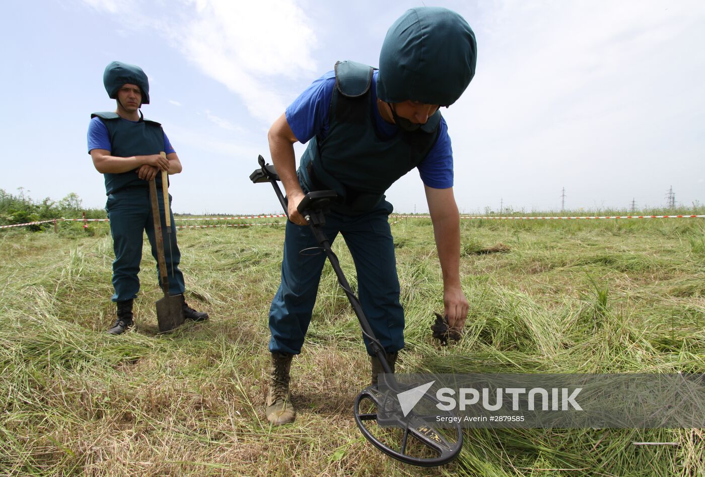 Mine clearance in Donetsk People's Republic