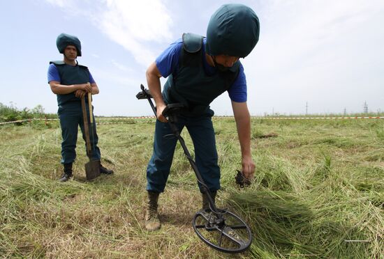 Mine clearance in Donetsk People's Republic