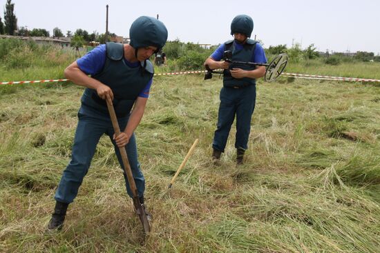 Mine clearance in Donetsk People's Republic