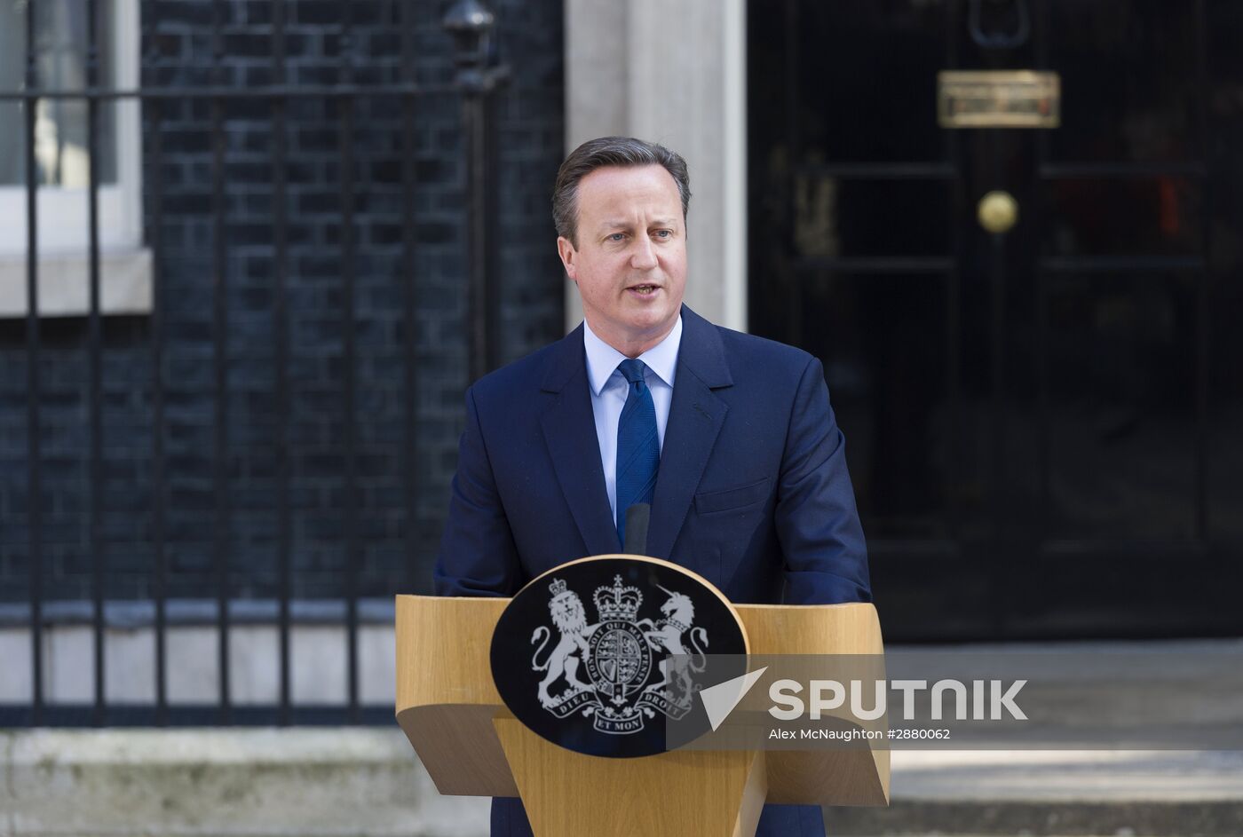 David Cameron resigns as prime minister