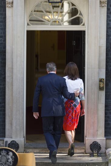 David Cameron resigns as prime minister