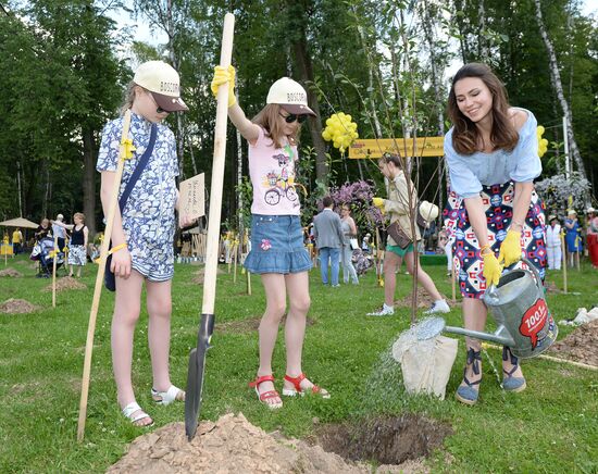 Picnic and planting Bosco Outlet Vnukovo cherry forest