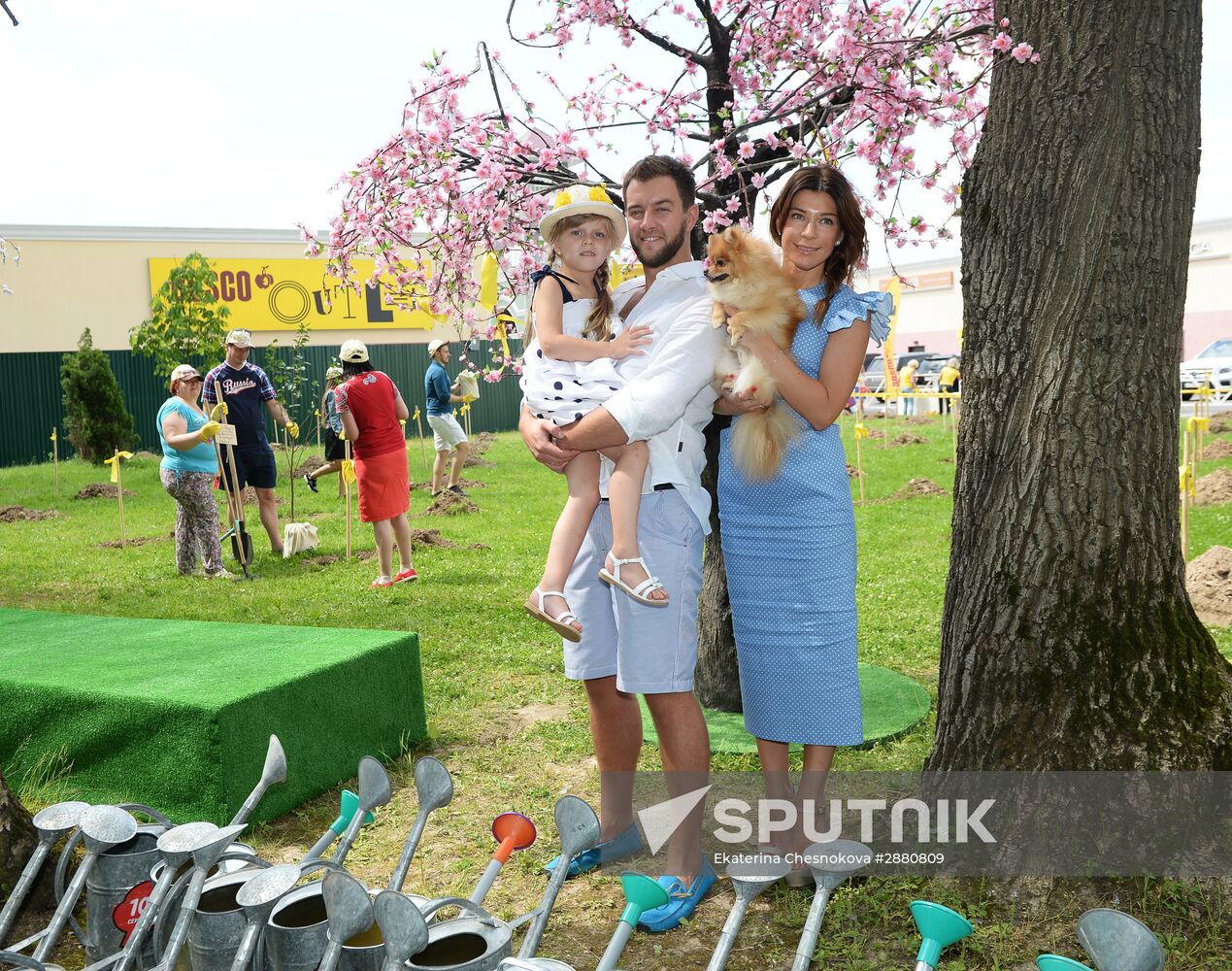 Picnic and planting Bosco Outlet Vnukovo cherry forest