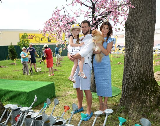 Picnic and planting Bosco Outlet Vnukovo cherry forest