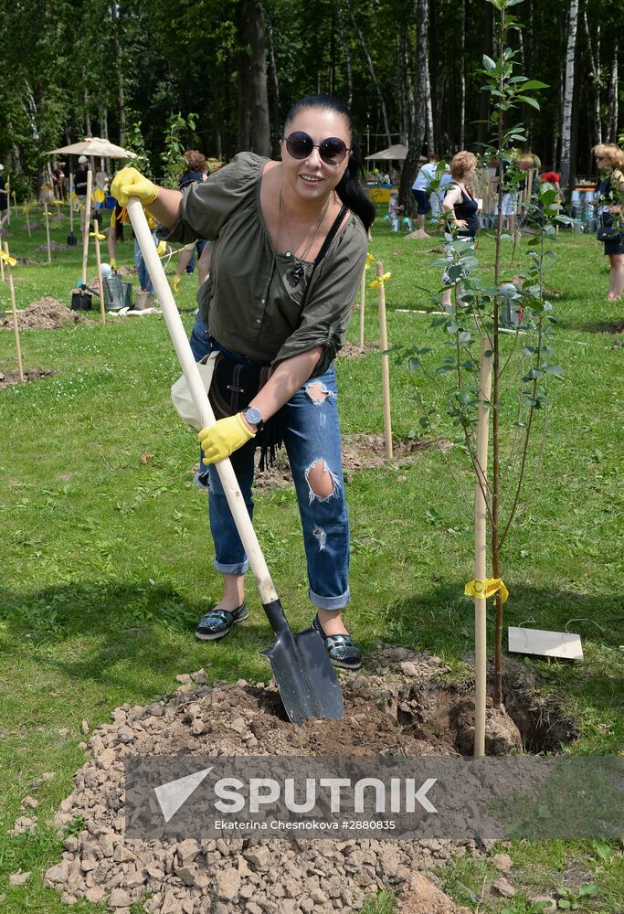 Picnic and planting Bosco Outlet Vnukovo cherry forest