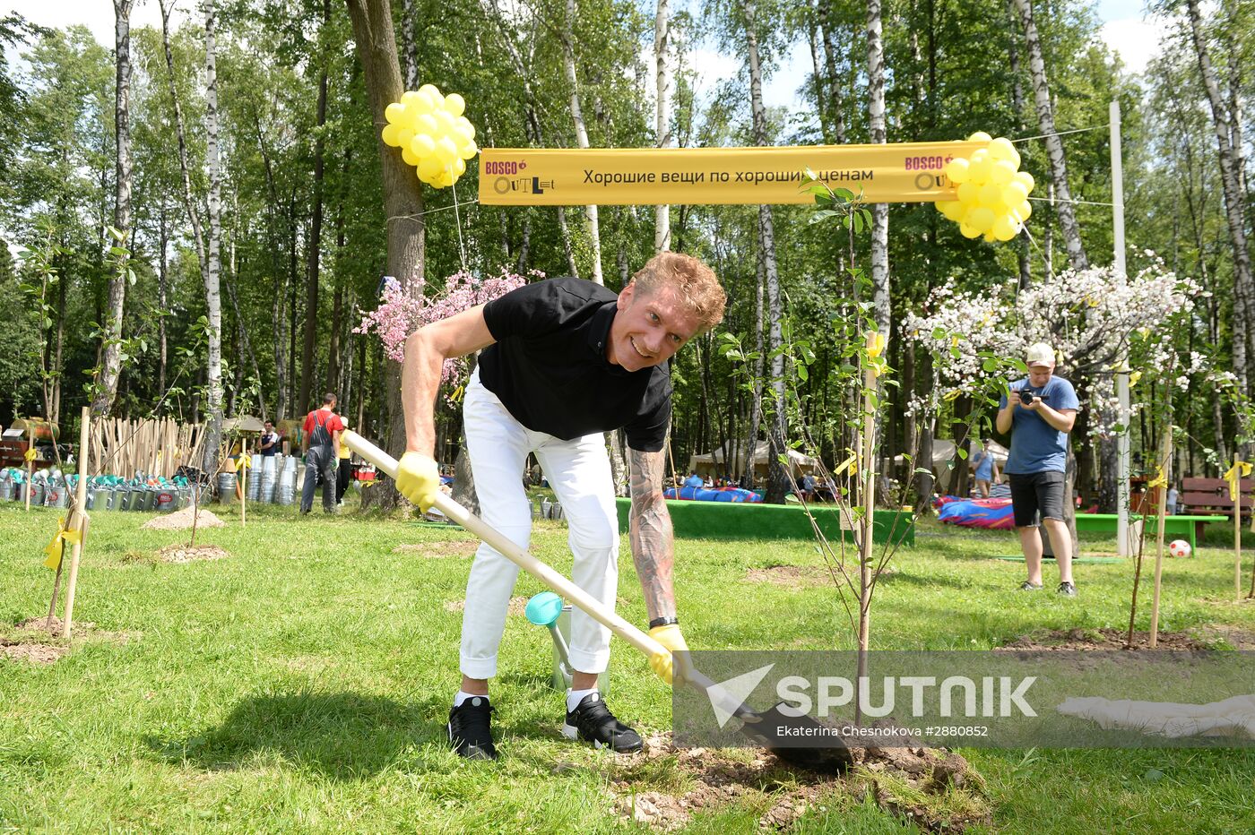 Picnic and planting Bosco Outlet Vnukovo cherry orchard