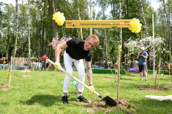 Picnic and planting Bosco Outlet Vnukovo cherry orchard